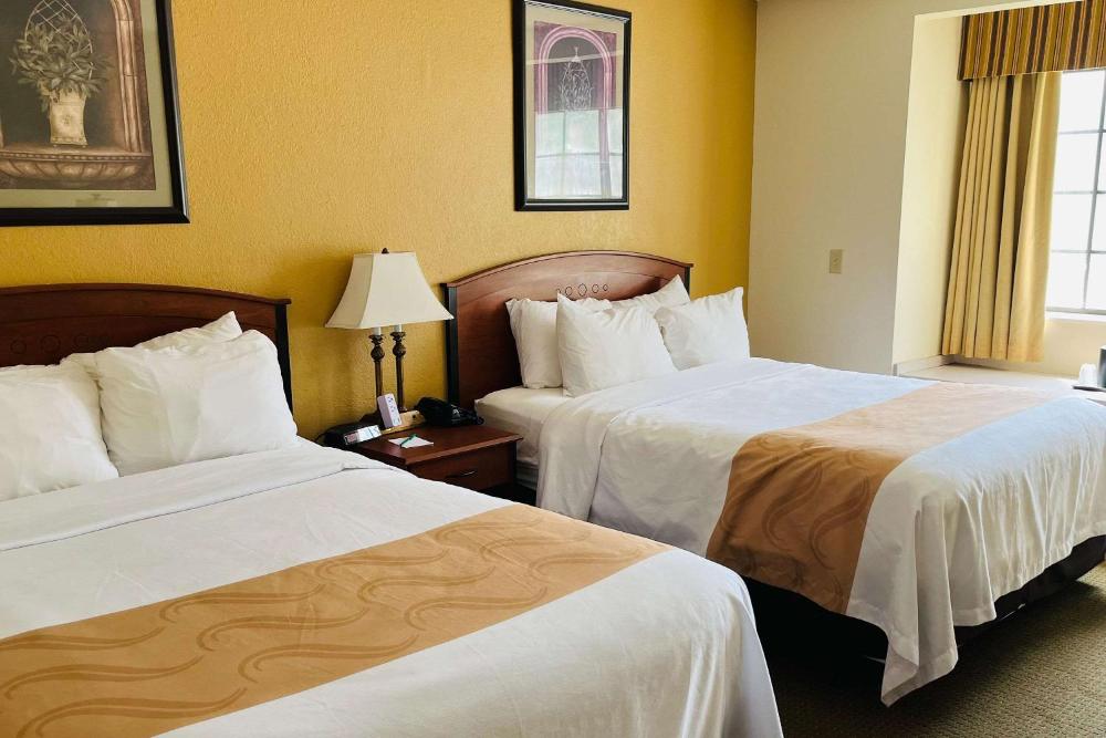 Queen Room with Two Queen Beds - Non-Smoking interior